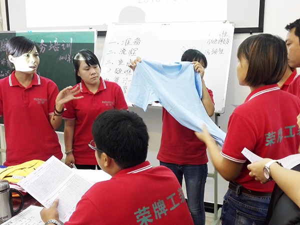 龙八long8玩家员工培训现场