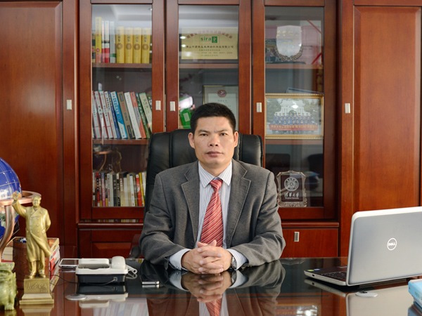 龙八long8玩家董事长-黄日荣